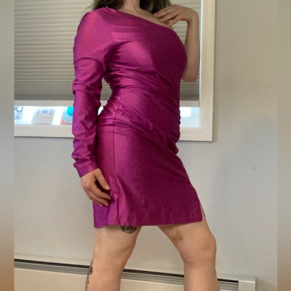 One sleeved geometric patterned dress - Picture 3 of 6